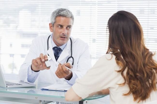 a doctor recommends a remedy for the papillomavirus